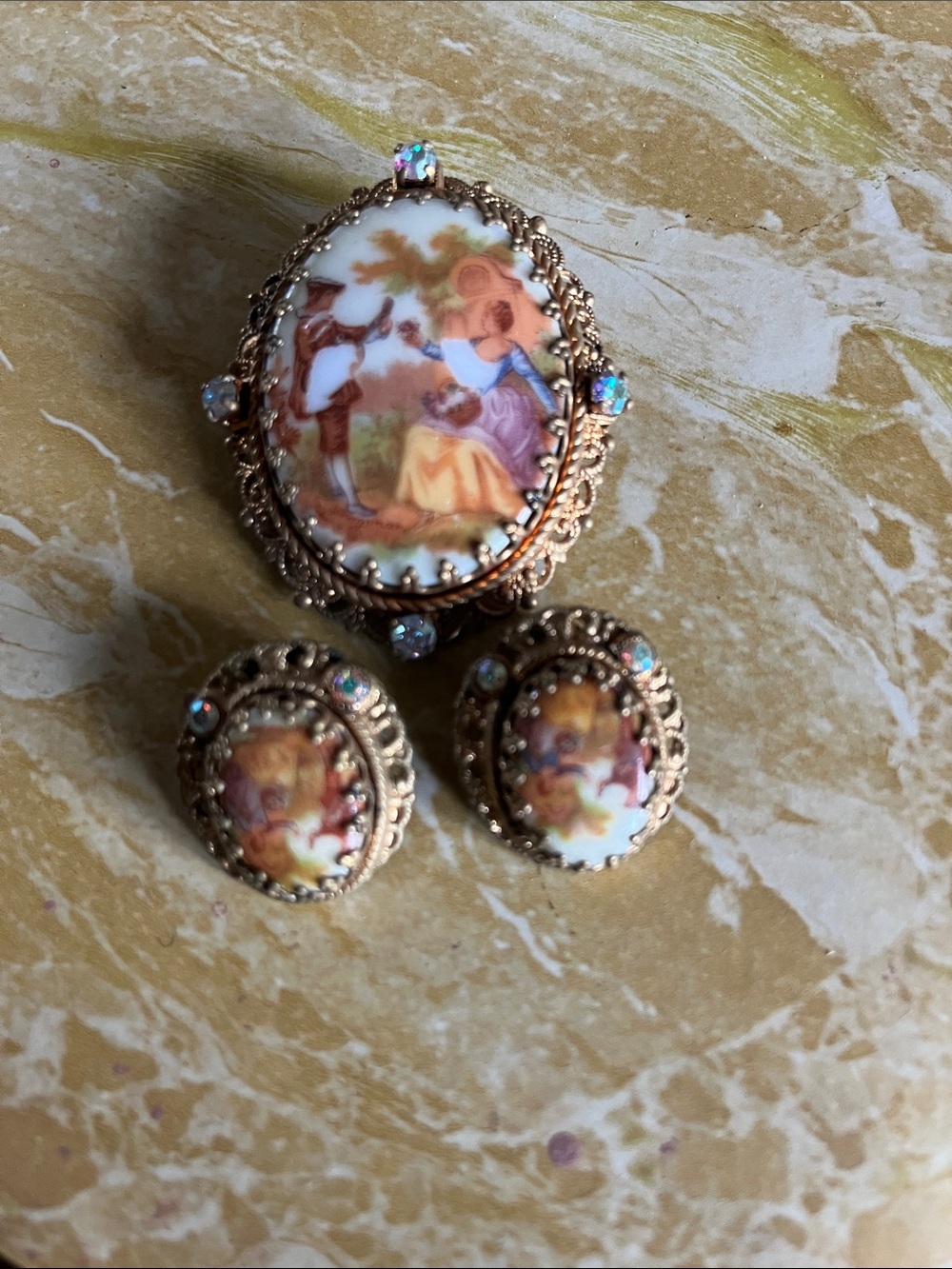 Vintage-Style Gold Tone Cameo Brooch and Earring Set in Cream and Brown